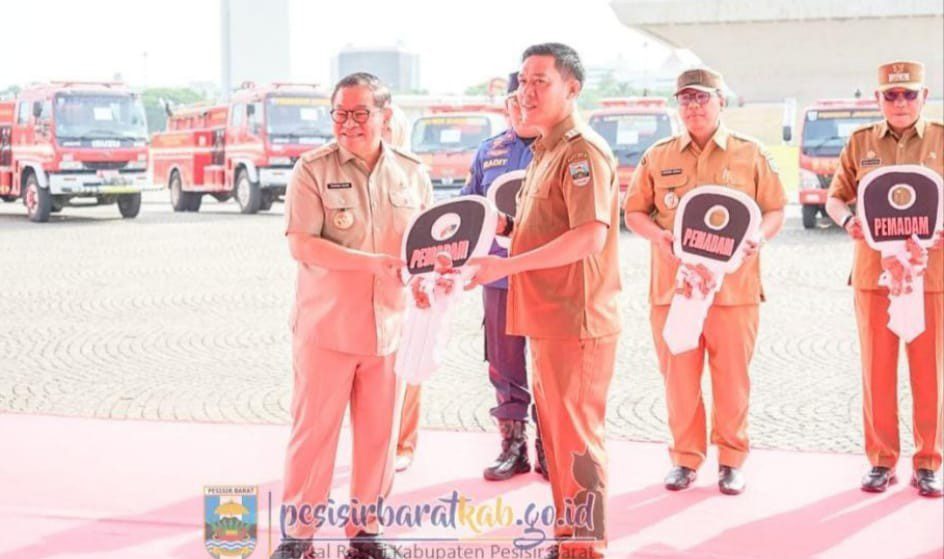 Bupati Pesisir Barat Terima Hibah Mobil Damkar dari Gubernur DKI Jakarta