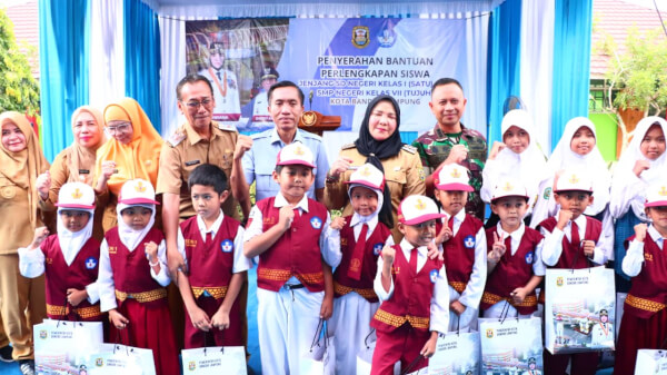 Wali Kota Eva Dwiana Serahkan Bantuan Pendidikan di SMPN 31 Campang Raya