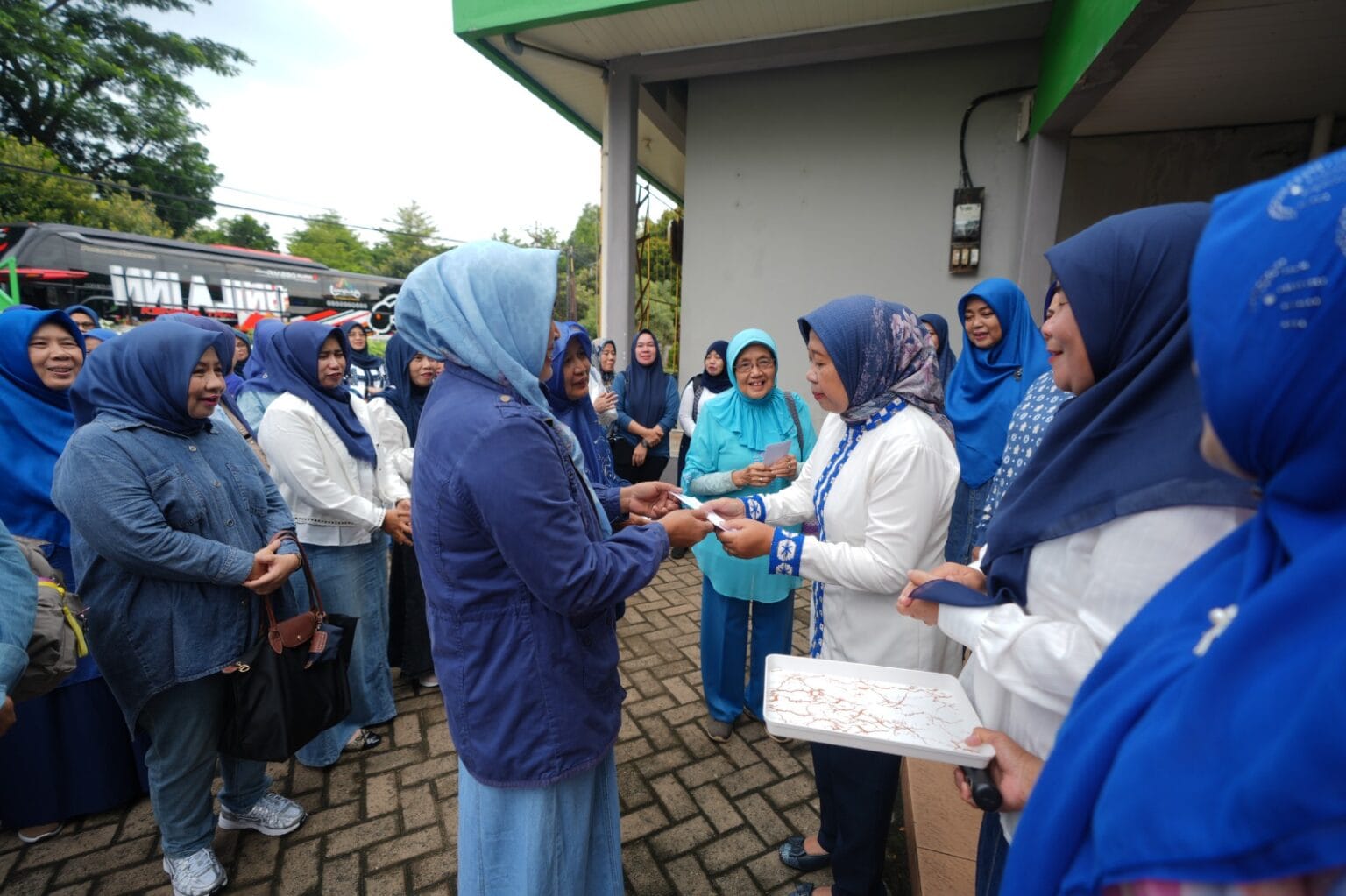 Penuh Kebersamaan, DWP Unila Lepas Peserta Gathering