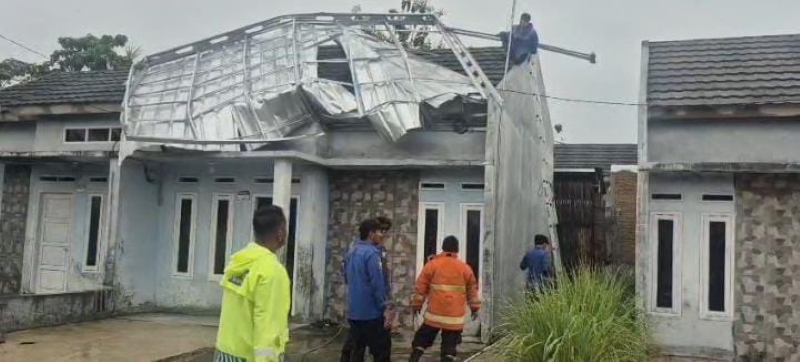 Angin Puting Beliung Rusak Sejumlah Rumah di Perumahan Lubuk Lestari Kalianda