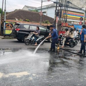 Aksi Cepat DAMKAR Selamatkan Pengendara dari Bahaya Jalan Licin