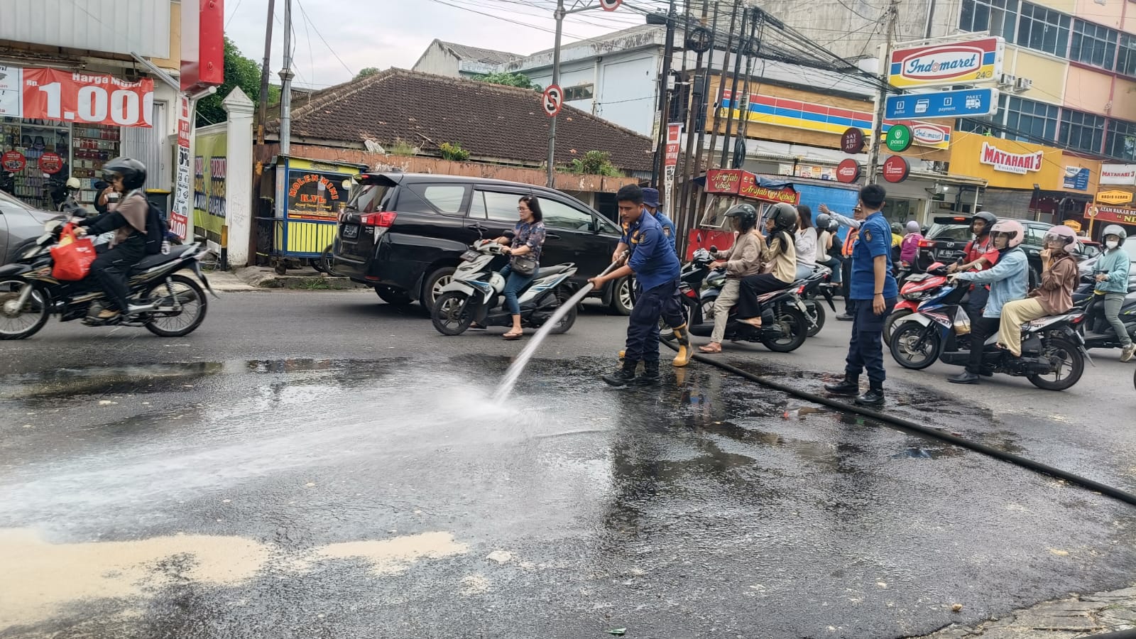 Aksi Cepat DAMKAR Selamatkan Pengendara dari Bahaya Jalan Licin