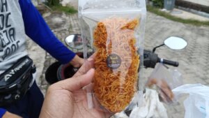 Dari Warga untuk Warga, Danu Bantu Pasarkan Camilan Kering UMKM