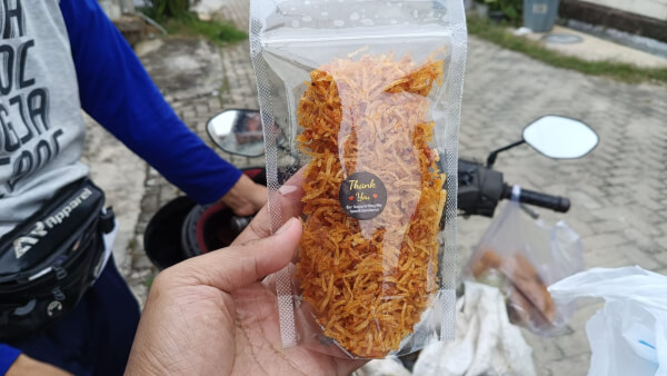 Dari Warga untuk Warga, Danu Bantu Pasarkan Camilan Kering UMKM