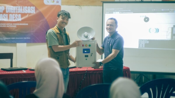 Mahasiswa ITERA Serahkan Lampu Surya dan Detektor Kebakaran IoT untuk Warga Pesawaran