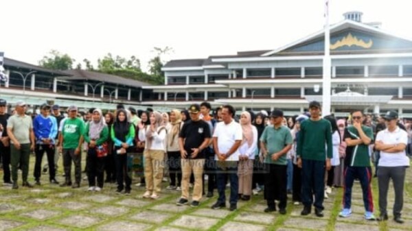 Pemkab Pesisir Barat Rutin Gelar Fun Walk Setiap Jumat untuk Tingkatkan Kesehatan ASN