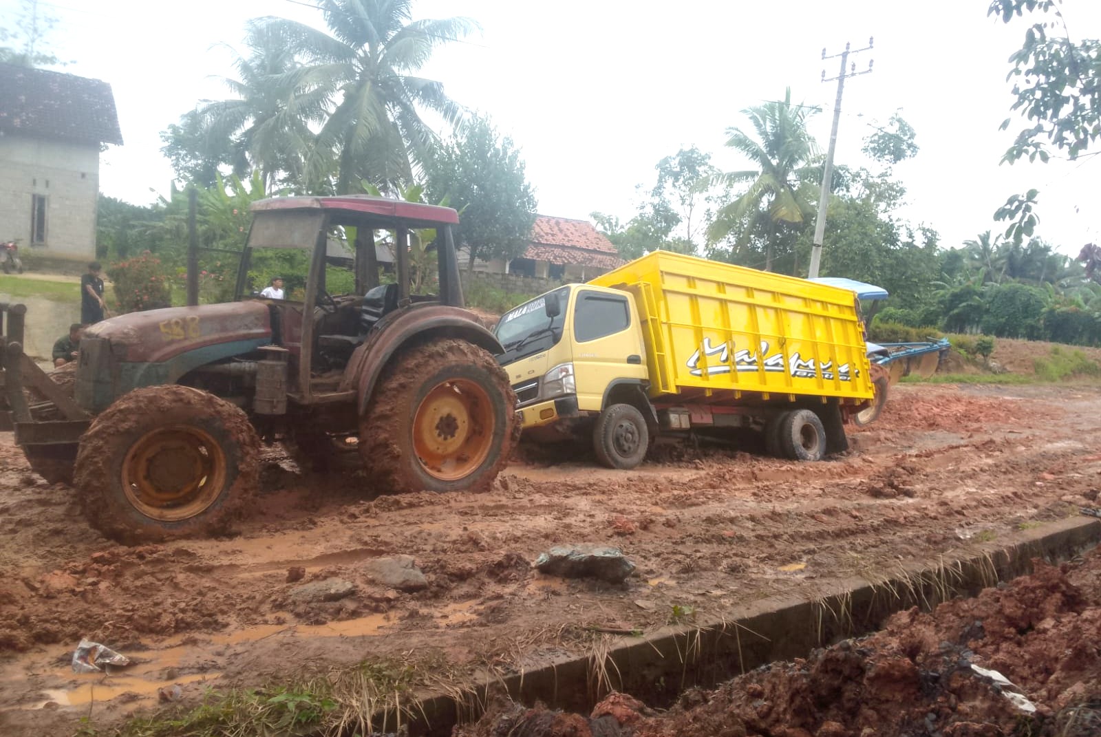 Warga Sari Jaya–Adi Jaya Keluhkan Jalan Provinsi Rusak Parah, Aktivitas dan Sekolah Terganggu