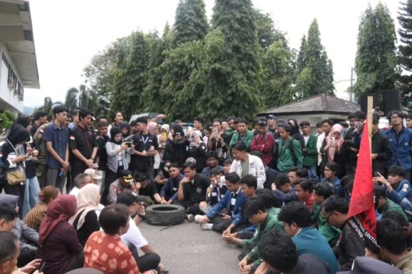 Aksi Mahasiswa di DPRD Lampung Memanas, Ketua DPRD Turun Langsung Temui Massa