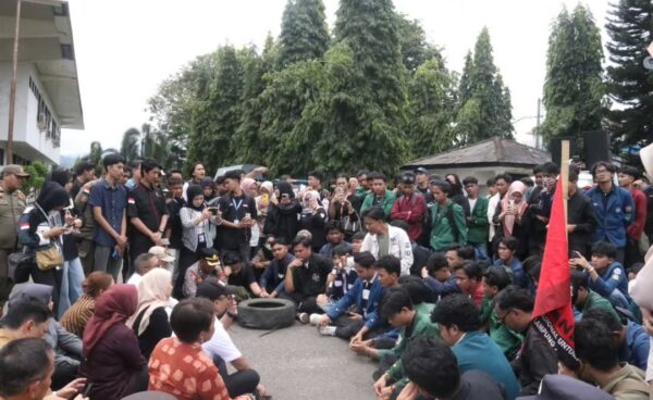 Aksi Mahasiswa di DPRD Lampung Memanas, Ketua DPRD Turun Langsung Temui Massa