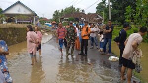 Luapan Sungai Rendam Permukiman dan Jalan Penghubung di Way Kanan