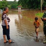 Hujan Deras Guyur Way Kanan, Camat Negeri Agung Tinjau Permukiman Terendam Banjir