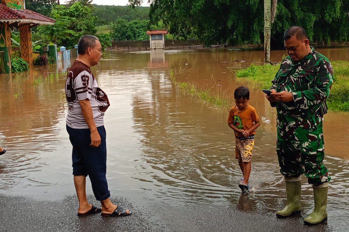 Hujan Deras Guyur Way Kanan, Camat Negeri Agung Tinjau Permukiman Terendam Banjir