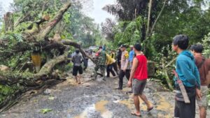 Respon Cepat TNI–Polri Bersama Warga Atasi Dampak Banjir di Kecamatan Banjit