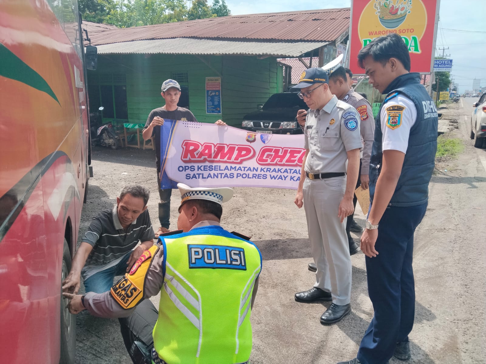 Satlantas Polres Way Kanan Gelar Ramp Check dan Pemeriksaan Kesehatan Sopir di Jalinsum Baradatu