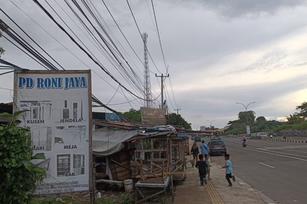 Warga Keluhkan Kabel Semerawut di Depan Kantor Gubernur Banten
