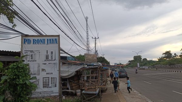 Warga Keluhkan Kabel Semerawut di Depan Kantor Gubernur Banten