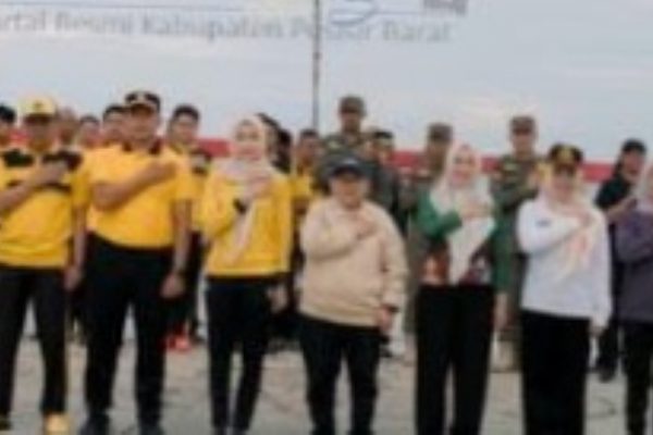 Pemkab Pesisir Barat Bersama Polres Gelar Coastal Clean Up di Pantai Labuhan Jukung