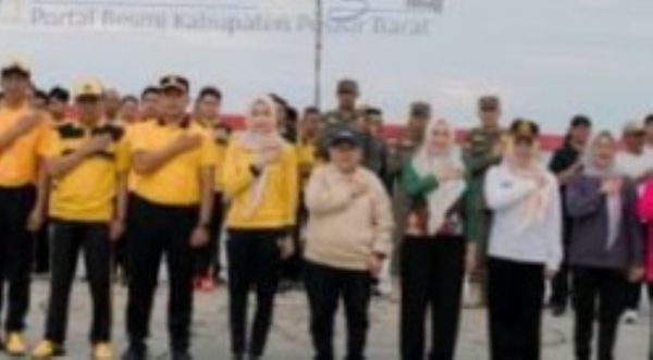 Pemkab Pesisir Barat Bersama Polres Gelar Coastal Clean Up di Pantai Labuhan Jukung