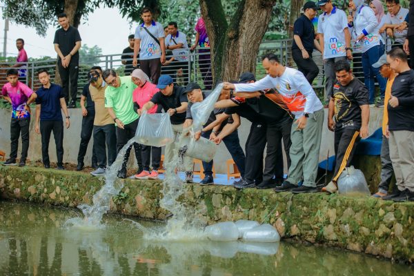 Sekdaprov Marindo Pimpin Aksi Bersih-Bersih dan Penebaran Benih Ikan di Stadion Sumpah Pemuda