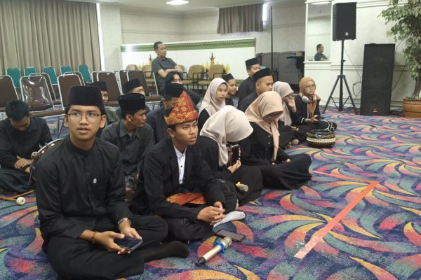 Lantunan Shalawat PRISMA Al Bakrie Semarakkan Pelantikan Ikadi di Balai Keratun