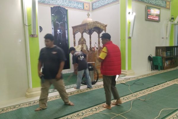 Peduli Lingkungan, Mepoh Laundry Bersihkan Masjid Al Iman Gedong Meneng