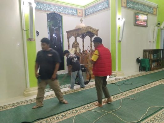 Peduli Lingkungan, Mepoh Laundry Bersihkan Masjid Al Iman Gedong Meneng