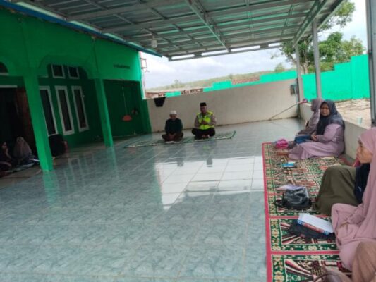 Polantas Menyapa, Satlantas Polres Way Kanan Edukasi Ibu-Ibu Pengajian di Negeri Baru