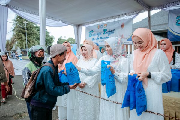 Ketua TP PKK Lampung Purnama Wulan Sari Mirza Bagikan 800 Paket Takjil di Mahan Agung