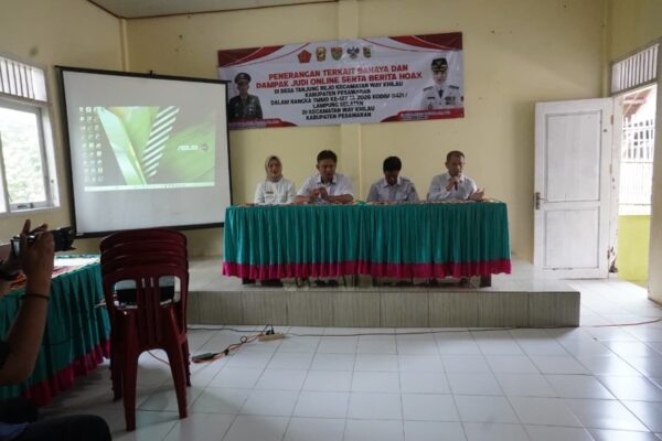 TMMD Kodim 0421/LS Beri Penyuluhan Bahaya Judi Online dan Hoaks kepada Warga Pesawaran