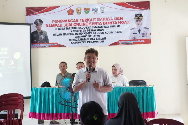 Diskominfotiksan Pesawaran Sosialisasikan Bahaya Judi Online dan Hoaks pada TMMD ke-127