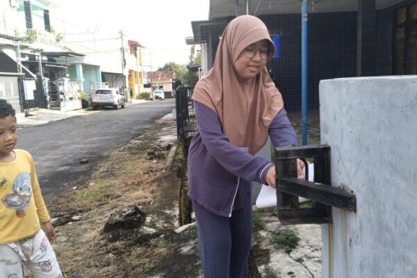 Anak-anak RISMA Masjid Al Iman Bandar Lampung Sosialisasikan Ketentuan Zakat ke Rumah Warga