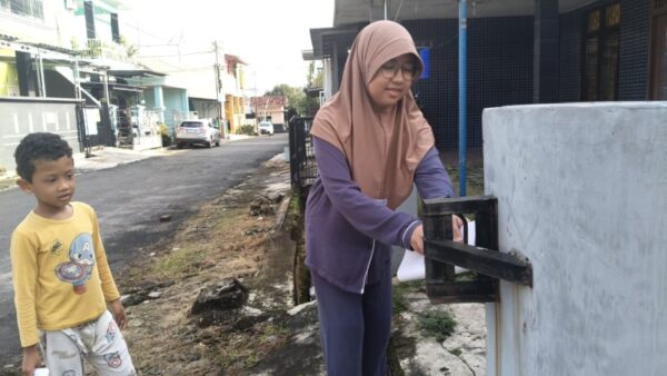Anak-anak RISMA Masjid Al Iman Bandar Lampung Sosialisasikan Ketentuan Zakat ke Rumah Warga