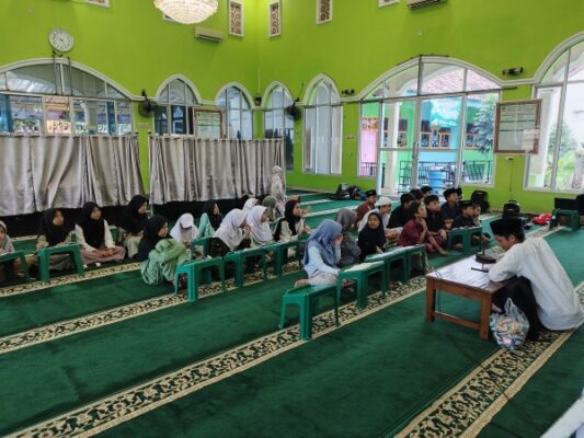 Hari Kedua SAKIRA, Semangat Santri Cilik Semarakkan Ramadhan di Masjid Al Iman Gedong Meneng