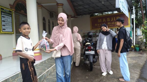 Mahasiswa Unila Berbagi dalam Program Jumat Sedekah, Tebar Kepedulian di Tengah Masyarakat