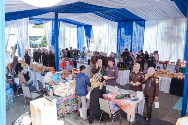 Ratusan Warga Padati Pasar Murah Kejati Sumbar Jelang Idulfitri