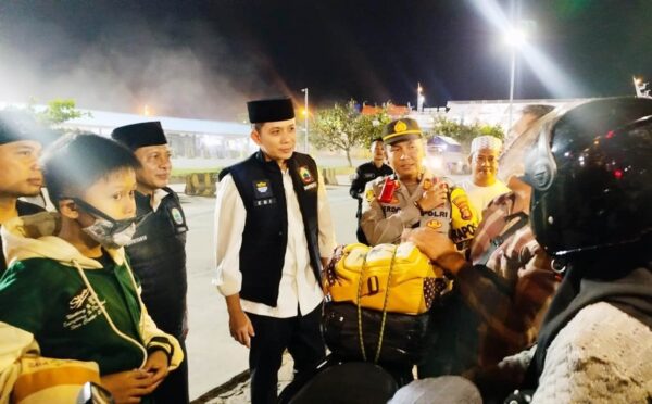 Bupati Egi Turun Langsung Sambut Pemudik Motor di Bakauheni