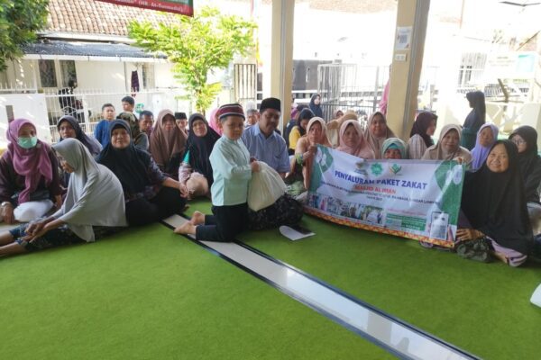 Aksi Sosial Ramadan, Masjid Al Iman Distribusikan Ratusan Paket Zakat