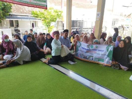 Aksi Sosial Ramadan, Masjid Al Iman Distribusikan Ratusan Paket Zakat