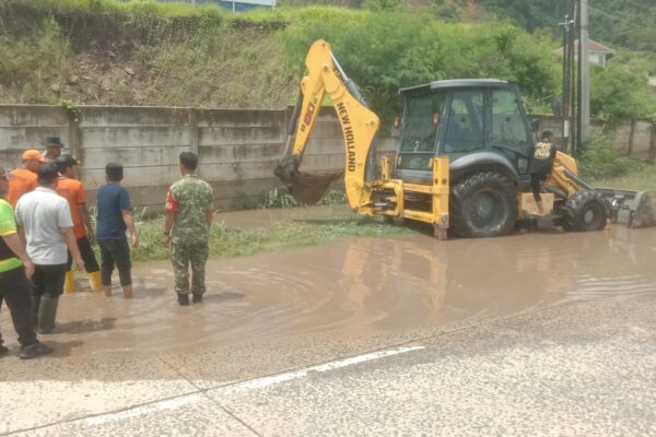 Drainase Tersumbat, Eva Dwiana Kerahkan Satgas dan Alat Berat di Jalur By Pass
