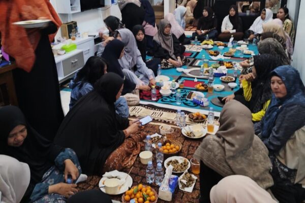Silaturahmi Lebaran, Ketua DKM Al Iman Sambut Warga di Kediamannya