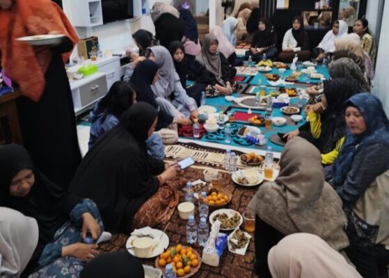 Silaturahmi Lebaran, Ketua DKM Al Iman Sambut Warga di Kediamannya