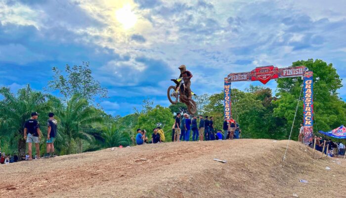 Aksi Jumping Crosser di Lintasan Berlumpur Meriahkan USAC Grasstrack Motocross 2026 di Way Kanan