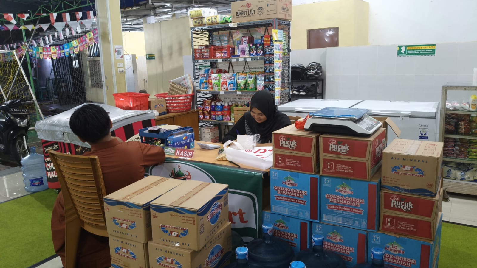 Jajanan Murah Jadi Harapan Anak-anak di Al Iman Mart Gedong Meneng
