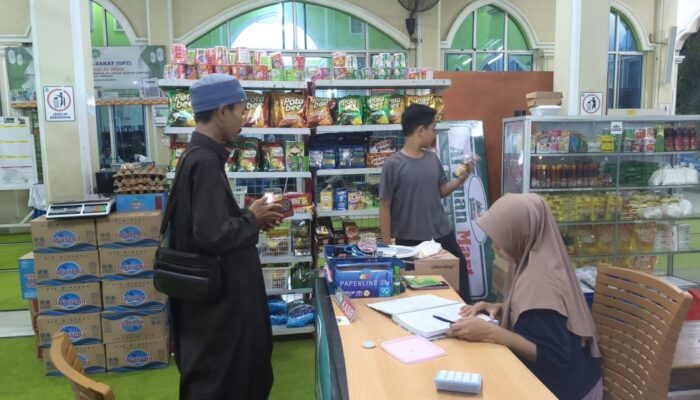 Naik Sepeda, Suci Tempuh Jarak Jauh Demi Belanja di Al Iman Mart Gedong Meneng