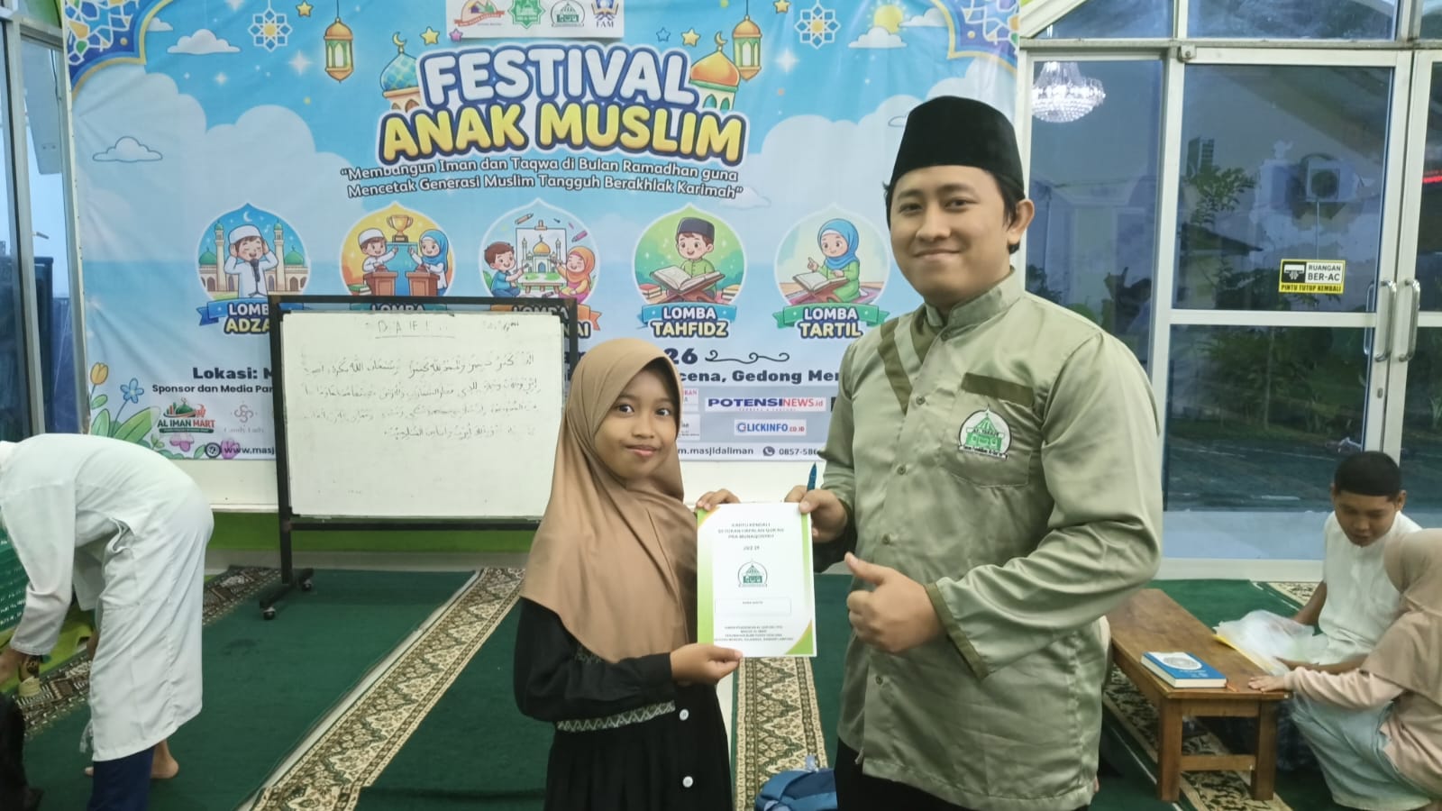 Dorong Generasi Qur’ani, TPA Al Iman Gedong Meneng Bagikan Kartu Kendali Hafalan