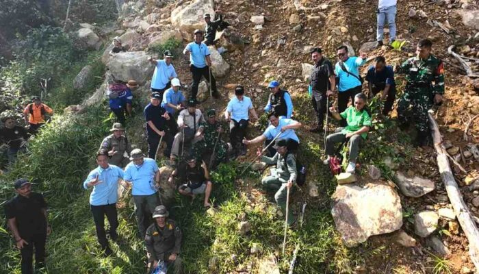 Susuri Medan Terjal, Bupati Egi Pimpin Aksi Penghijauan di Kawasan Longsor Gunung Rajabasa