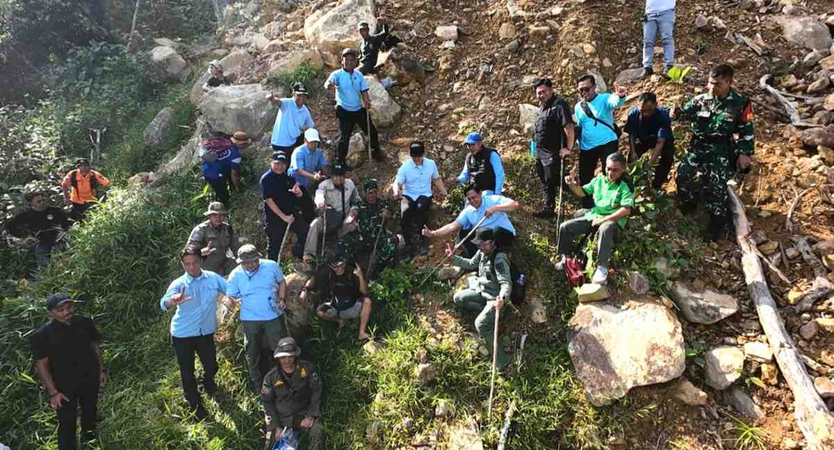 Susuri Medan Terjal, Bupati Egi Pimpin Aksi Penghijauan di Kawasan Longsor Gunung Rajabasa