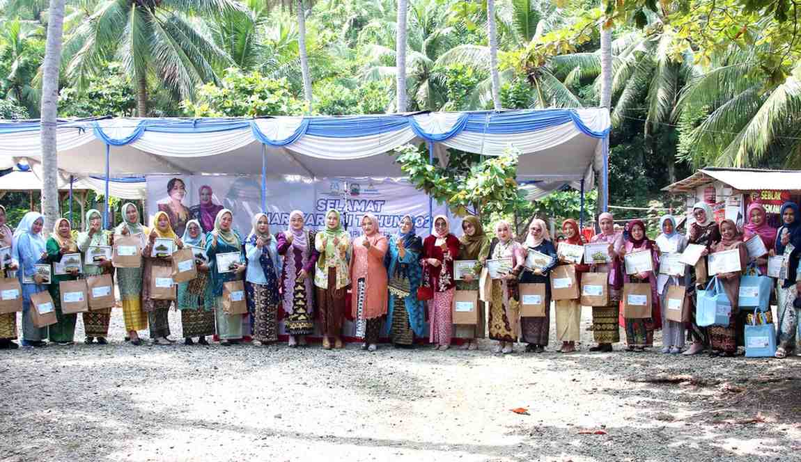 Di Balik Riuh Ombak, 13 Wanita Helau Muncul Membawa Perubahan
