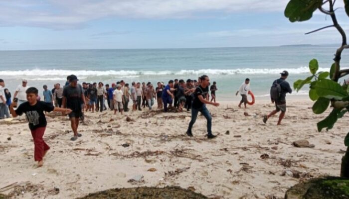 Polres Pesisir Barat dan Tim SAR Evakuasi Korban Tenggelam di Pantai Labuhan Jukung