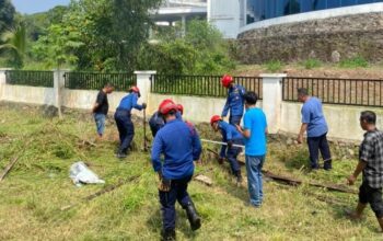 Damkarmat Bandar Lampung Berhasil Evakuasi Tiga Ekor Ular Sanca di UPTD BPKKLP Provinsi Lampung